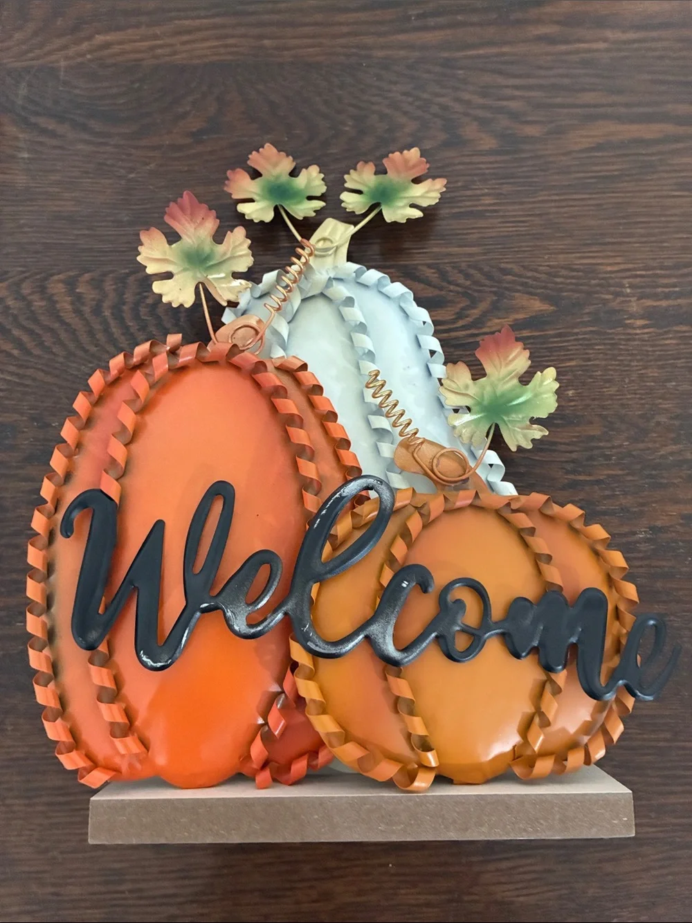 NWT- Beautiful Metal Fall Pumpkins Trio Welcome Decoration Sign w/ Wood Base 🍁